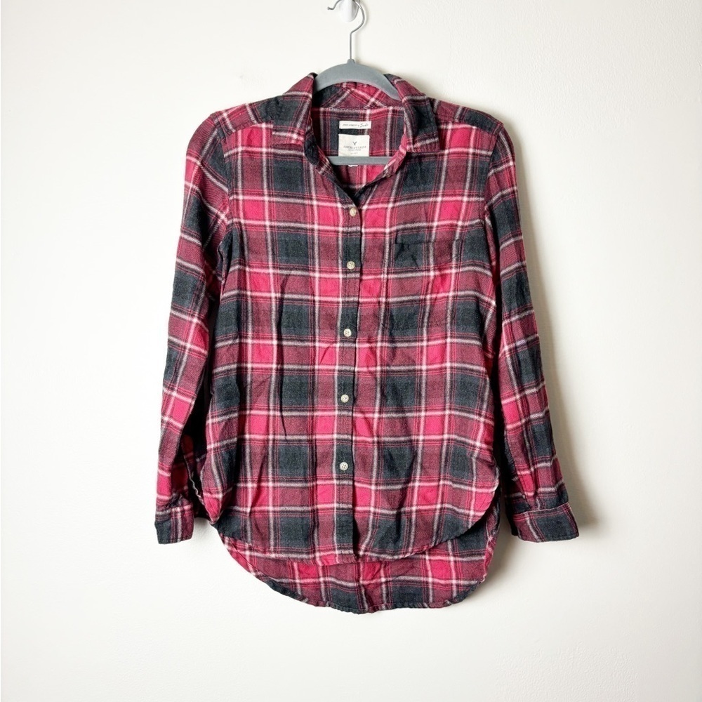 AMERICAN EAGLE • Women’s Boyfriend Fit Red/Black Faded Flannel Plaid Button Down